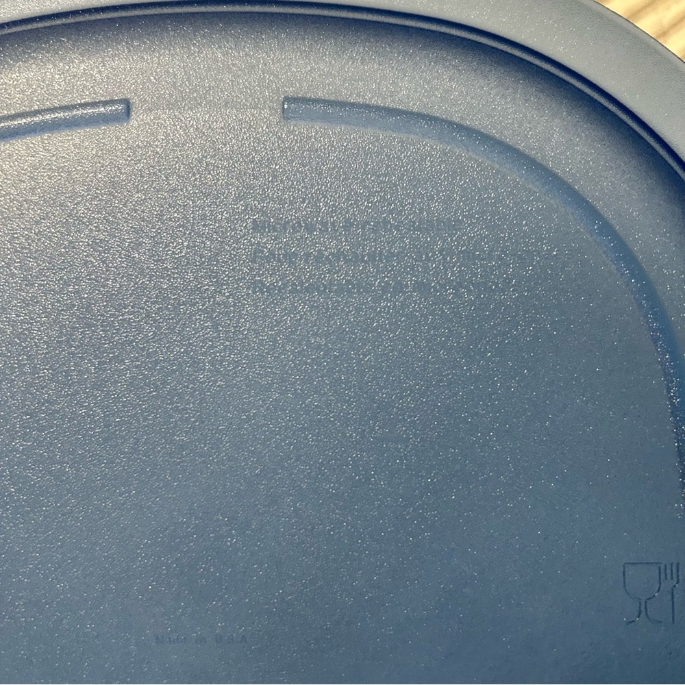 Vintage Tupperware Blue 9.5” microwaveable square luncheon plates (set of 4) - Picture 3 of 7